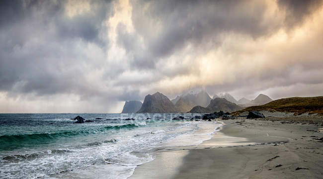 Мальовничий вид на пляж storsandnes, Flakstad, прибуття, Nordland, Норвегія — стокове фото