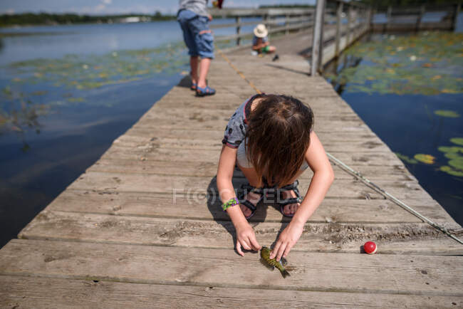 Drei Kinder angeln im Sommer auf einem Steg, Vereinigte Staaten — Stockfoto