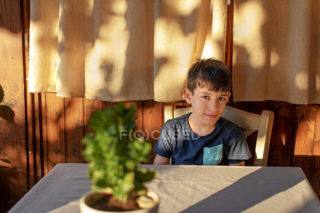 Мальчик сидит в ресторане в Катуне, Лефкада, Греция — стоковое фото