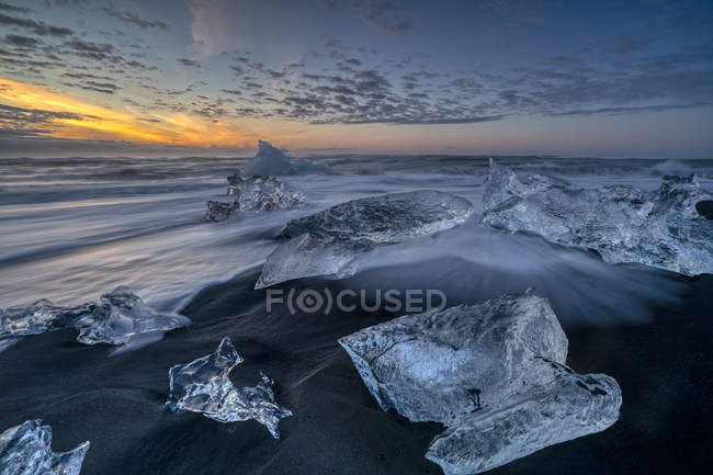 Vista panorámica de Diamond Beach al amanecer, Jokulsarlon, Parque Nacional Glaciar Vatnajokull, Islandia - foto de stock