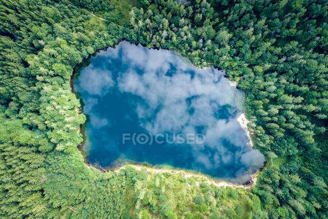 Vista aérea no lago Eibensee, um belo pequeno lago de montanha nos Alpes austríacos perto de Salzburgo . — Fotografia de Stock