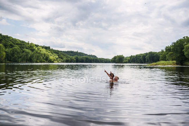 Deux garçons nagent dans une rivière, États-Unis — Photo de stock
