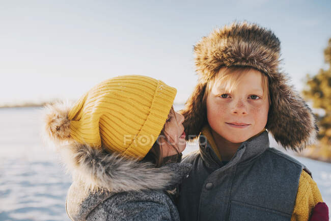 Retrato de um menino e uma menina em pé junto a um lago, Estados Unidos — Fotografia de Stock