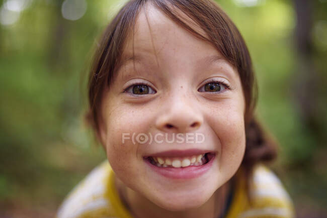 Portrait d'une fille souriante debout à l'extérieur, États-Unis — Photo de stock