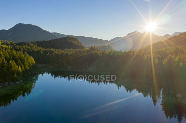 Vista panorámica del lago Hintersee, Ramsau, Berchtesgaden, Baviera, Alemania - foto de stock