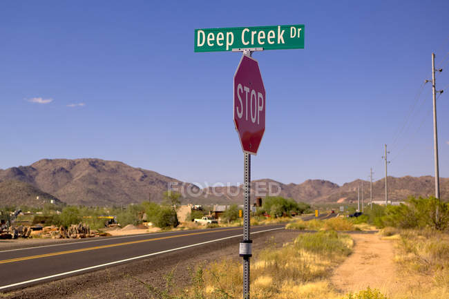 Vista panorámica de Deep Creek Drive, Congreso, Arizona, Estados Unidos - foto de stock