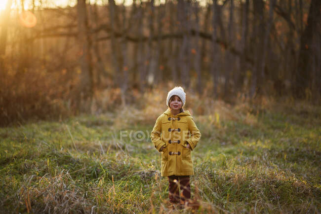 Ragazza in piedi nel bosco in autunno, Stati Uniti — Foto stock