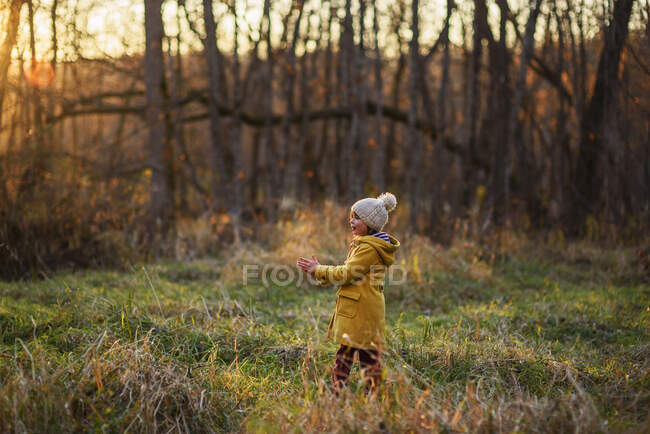Menina andando na floresta no outono, Estados Unidos — Fotografia de Stock