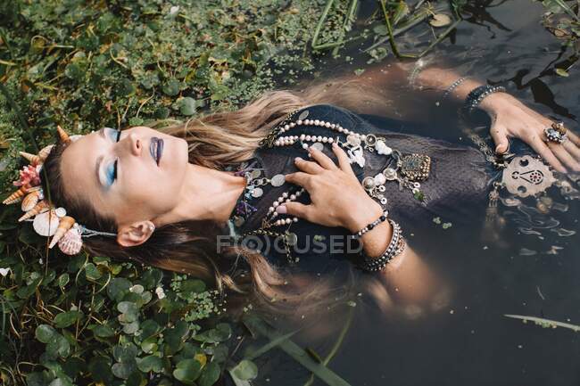 Portrait d'une femme boho allongée dans un lac, Russie — Photo de stock