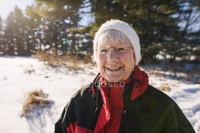 Retrato de uma mulher idosa em pé ao ar livre no inverno, Estados Unidos — Fotografia de Stock