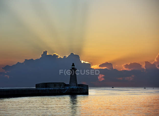 Silhueta de um farol ao pôr do sol, Valletta, Malta — Fotografia de Stock