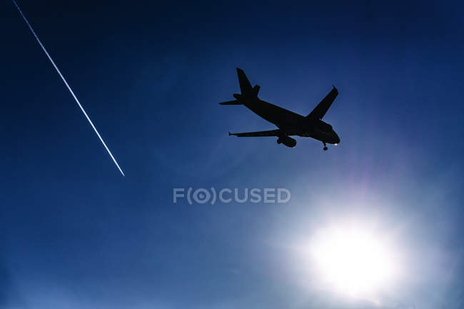 Silhouette eines am Himmel fliegenden Flugzeugs — Stockfoto
