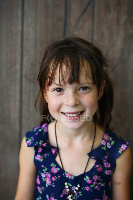 Портрет усміхненої дівчини в літній сукні — стокове фото