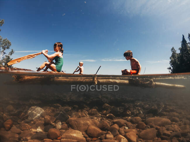 Трое детей застряли на озере на деревянном плоту, озеро Сьюдад, США — стоковое фото