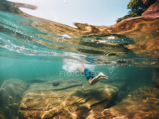 Inyección submarina de un niño nadando en Lake Superior, Estados Unidos - foto de stock