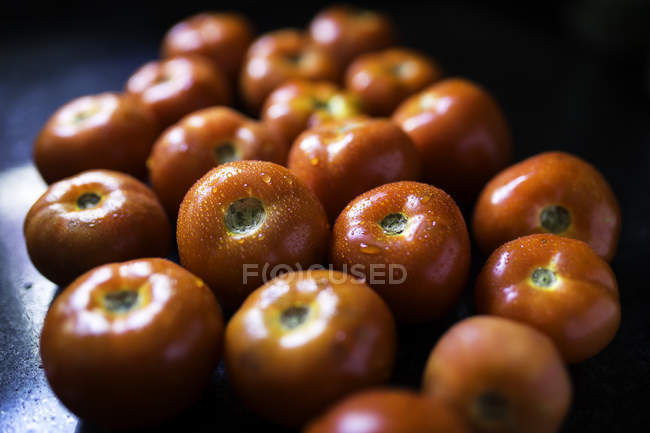 Vista da vicino dei pomodori rossi appena lavati — Foto stock