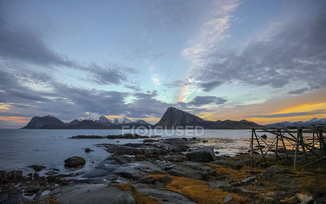 Vista panorámica de Lille Sandnes al atardecer, Islas Lofoten, Nordland, Noruega - foto de stock