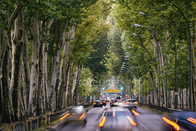 Cars driving along Puschkin Allee, Treptower Park, Berlin, Germany — Stock Photo