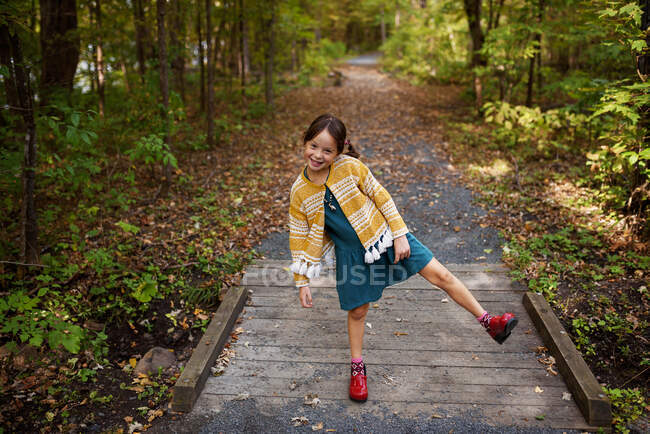 Menina de pé em uma passarela sendo bobo, Estados Unidos — Fotografia de Stock