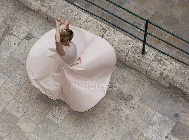 Вид сверху на танцующую на улице женщину, Валлетта, Мальта — стоковое фото