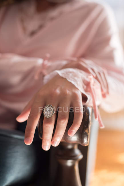 Anillo de diamantes en un primer plano de mano de mujer - foto de stock