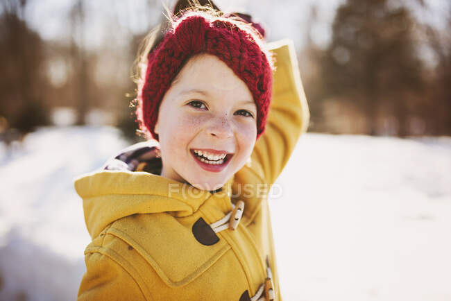 Porträt eines lächelnden Mädchens im Schnee, USA — Stockfoto