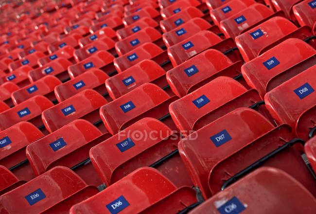 Sedili vuoti in uno stadio, vista panoramica interna — Foto stock