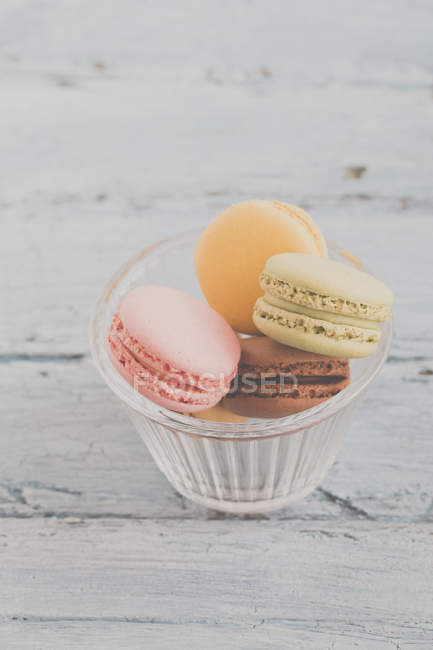 Glass bowl filled with macaroons, closeup view — Stock Photo