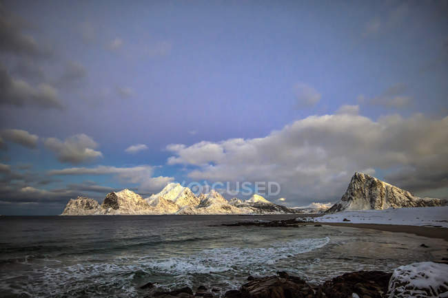 Vista panoramica di Lille Sandnes in inverno, Lofoten, Nordland, Norvegia — Foto stock
