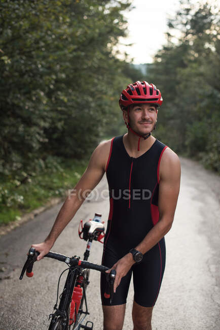 Cyclist in lycra walking down a road, Bosnia and Herzegovina — Stock Photo