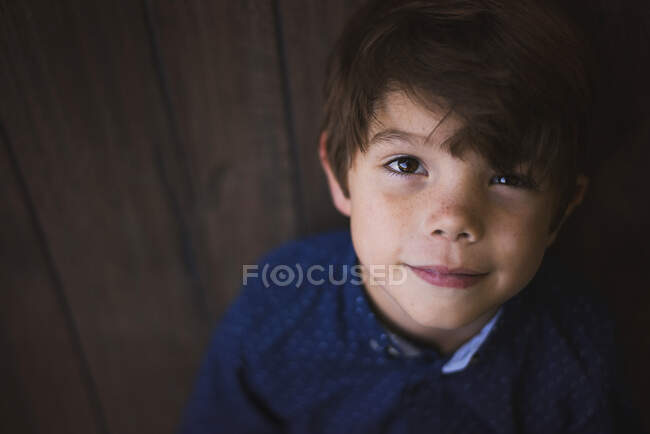 Retrato de um menino sorridente com sardas — Fotografia de Stock