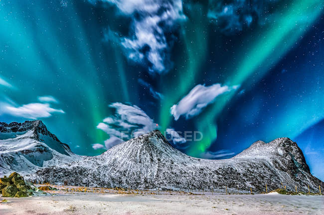 Живописный вид на северное сияние над горой Moentinden, Флакстад, Лоффелланд, Норвегия — стоковое фото