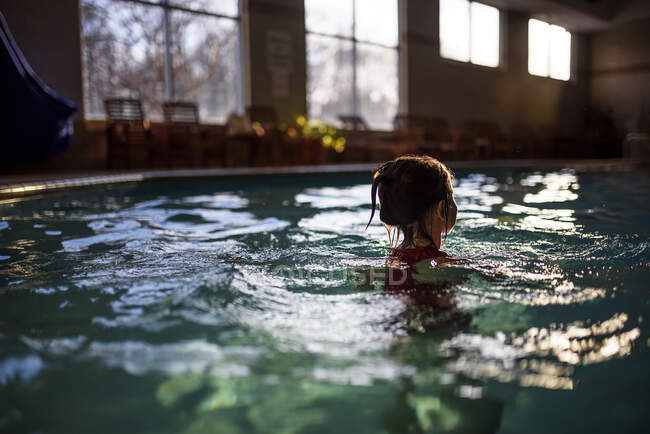 Chica nadando en una piscina - foto de stock