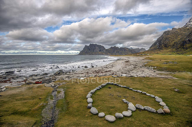 Rochers en forme de coeur sur la plage, Uttakleiv, Lofoten, Nordland, Norvège — Photo de stock