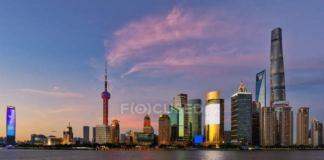 Ciudad skyline al atardecer, Shanghai, China - foto de stock
