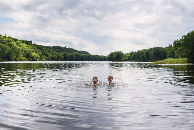 Двоє хлопців пливуть у річці (США). — стокове фото