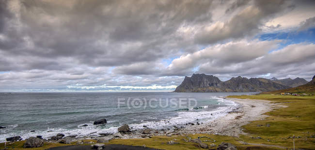 Vista panorámica de la playa de Uttakleiv, Lofoten, Nordland, Noruega - foto de stock