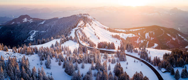 Vista aérea sobre uma estrada que atravessa árvores cobertas de neve, Altenmarkt, Salzburgo, Áustria — Fotografia de Stock