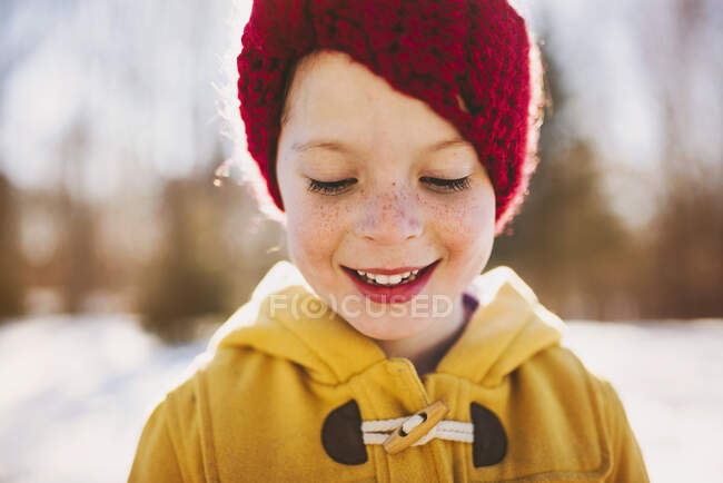 Portrait of a smiling girl wearing a woolly hat, United States — Stock Photo