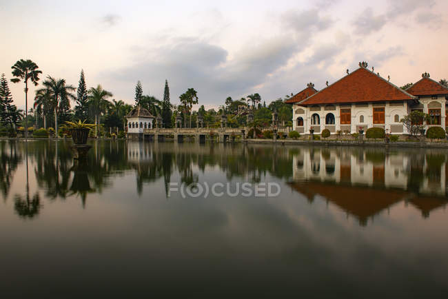 Живописный вид на Таманский Водный Дворец, Серая, Карангасем, Бали, Индонезия — стоковое фото