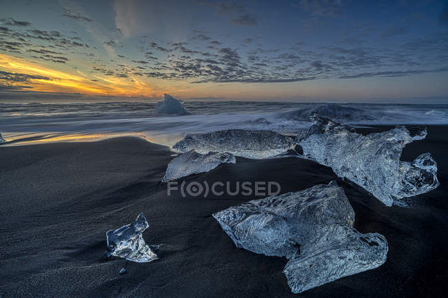 Vista panorámica de Diamond Beach al amanecer, Jokulsarlon, Parque Nacional Glaciar Vatnajokull, Islandia - foto de stock