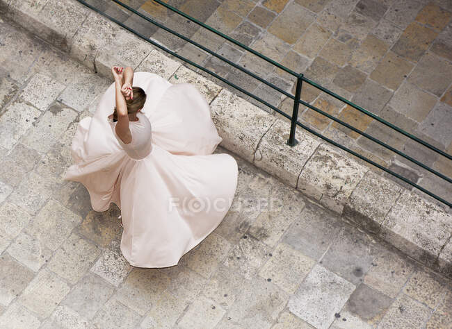 Над головою відкривається вид на жінку, яка танцює на вулиці (Валлетта, Мальта). — стокове фото