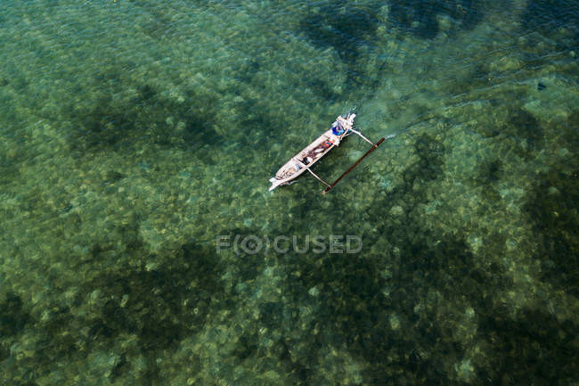 Vista aérea de un pescador en un barco tradicional, Lombok, Indonesia - foto de stock