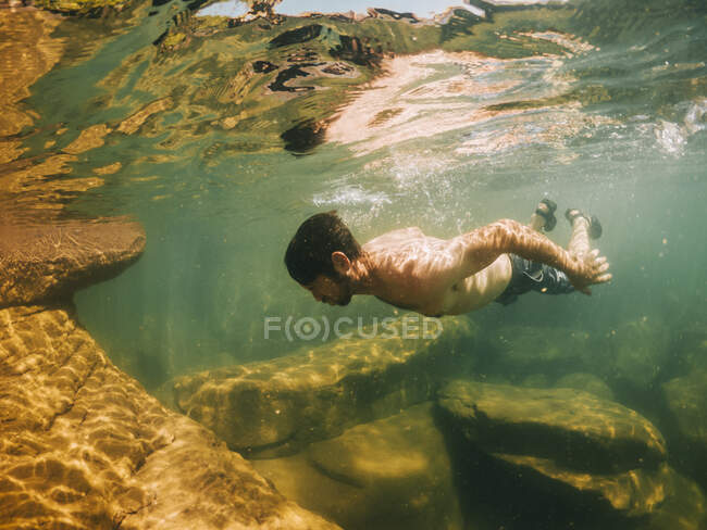 Homme nageant sous l'eau, Lac Supérieur, États-Unis — Photo de stock