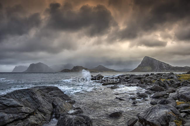 Malerischer Blick auf majestätische Landschaft mit Wellen, die auf Felsen krachen — Stockfoto