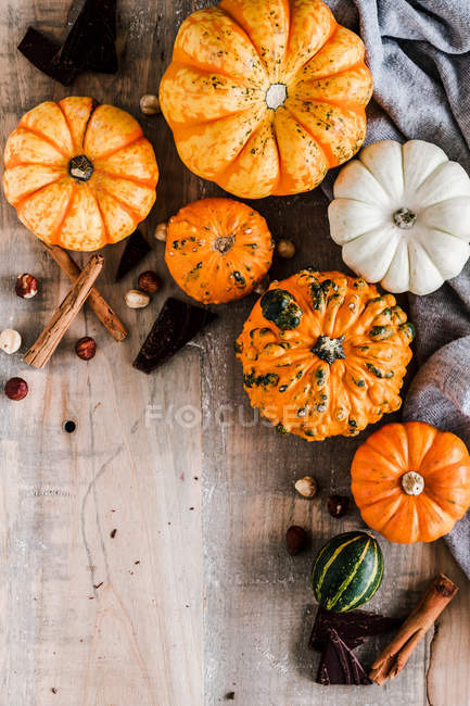 Arrangement automne citrouille, courge, cannelle et noix — Photo de stock