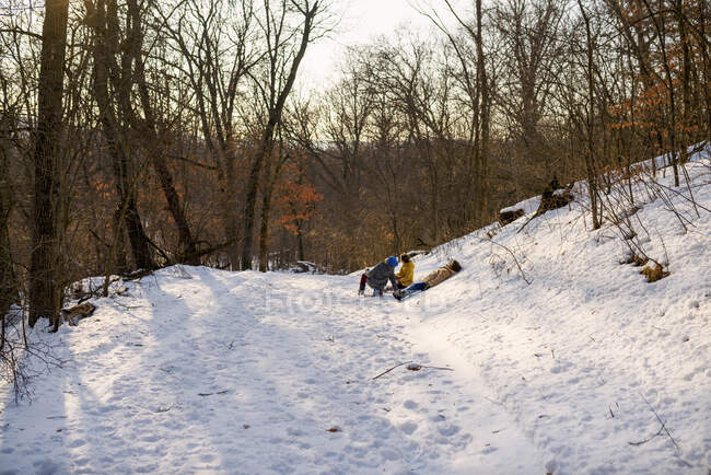 Троє дітей бавляться у снігу (США). — стокове фото