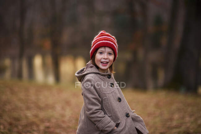 Портрет улыбающейся девушки, стоящей в лесу, США — стоковое фото