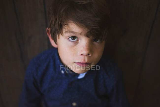 Retrato de un chico triste con pecas - foto de stock