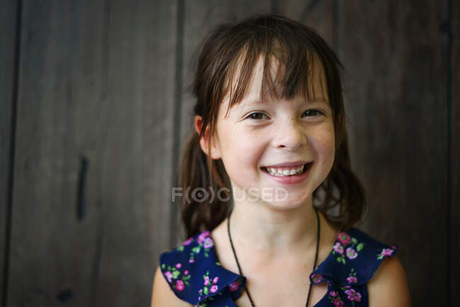 Портрет улыбающейся девушки в летнем платье — стоковое фото
